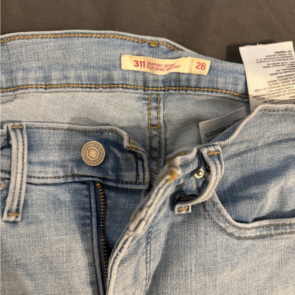 Levi’s 311 shaping jeans in light wash!